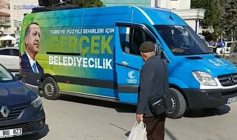 AKP’nin seçim aracının önünde isyan etti