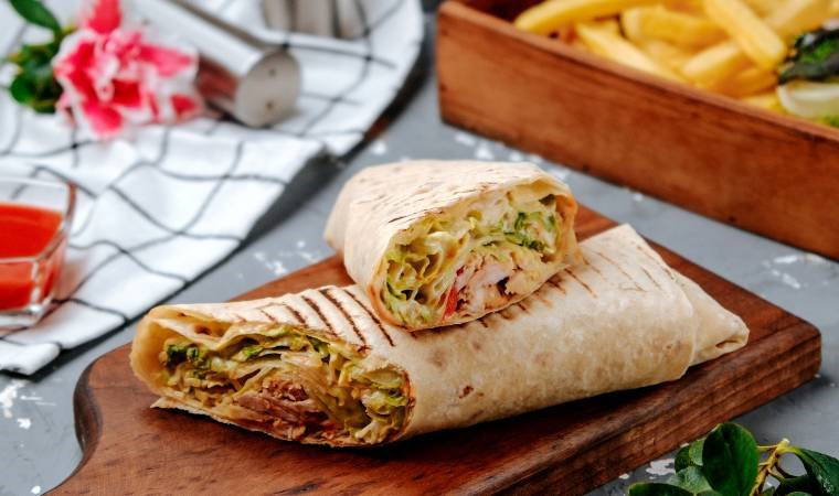 Akşam yemeğine farklı lezzetler arayanlara: Tavuklu Burrito!