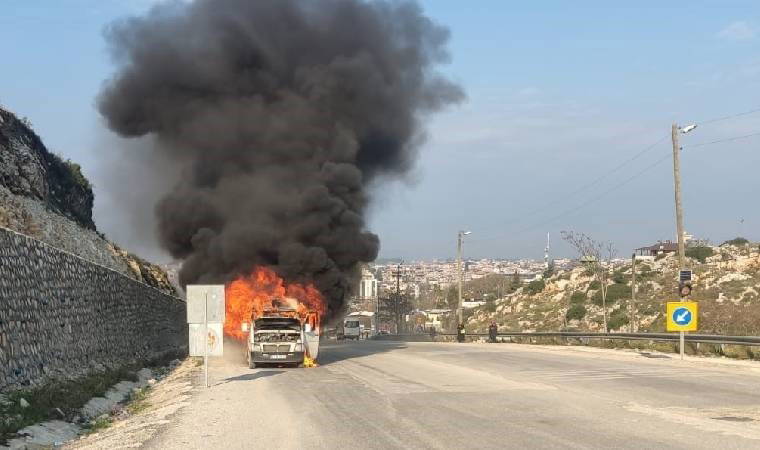 Seyir halindeki yolcu minibüsü cayır cayır yandı!