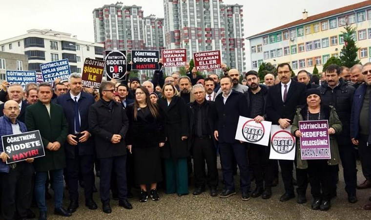 Eğitimciler, okul çıkışı darbedilen müdür için eylem yaptı