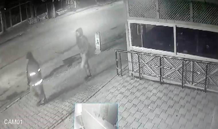 Pendik'te dehşet anları... Engelli genç ve babasına kurşun yağdırdılar!