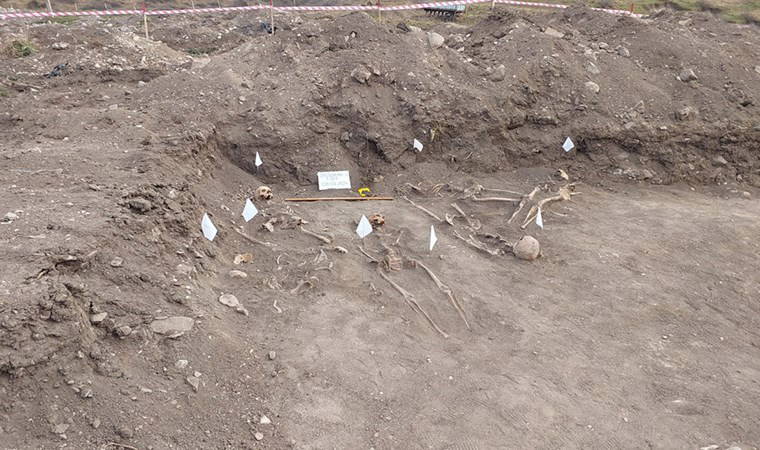 Hocalı'da katliamın kurbanlarına ait olduğu tahmin edilen toplu mezar bulundu