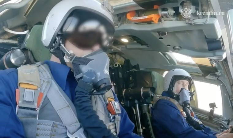 Batı'ya gözdağı verdi: Bombardıman uçağına bindi