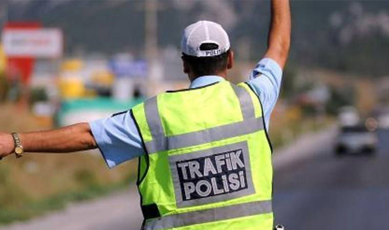Polisin 'dur' ihtarına uymayan araçta özel yapım silah ele geçirildi