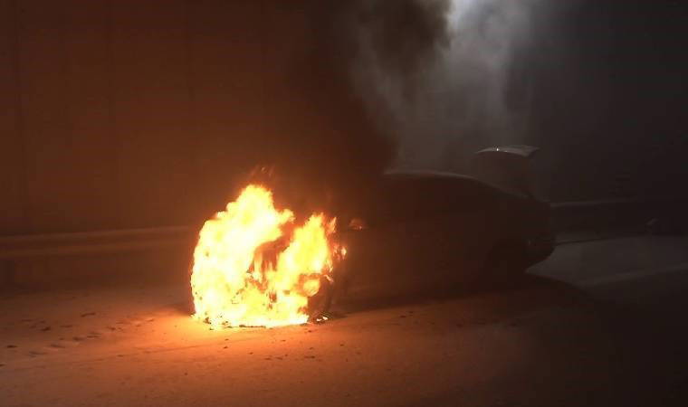 Kadıköy’de seyir halindeki otomobil alevlere teslim oldu!