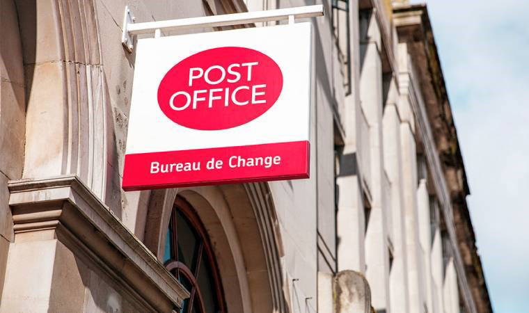 Bak postacı geliyor, selam veremiyor