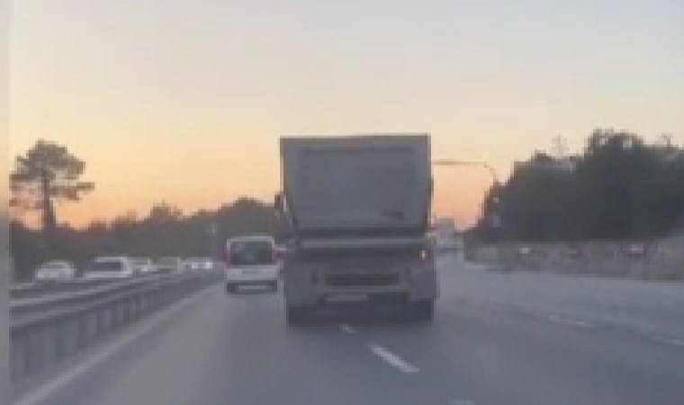 Otoyolda makas atarak ilerleyen hafriyat kamyonu dehşet saçtı