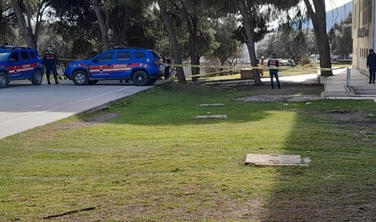 İntihar ihtimali üzerinde duruluyor: Okul bahçesindeki araç içerisinde ölü bulundu