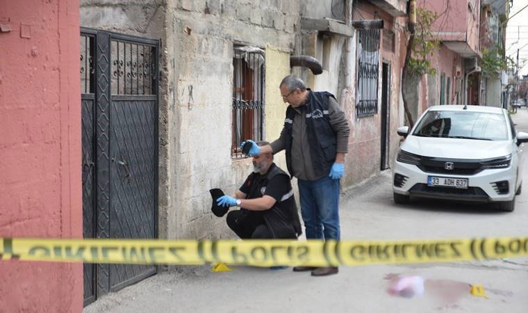 Adana'da dehşet... Tartıştığı kızını sokak ortasında bıçakladı!