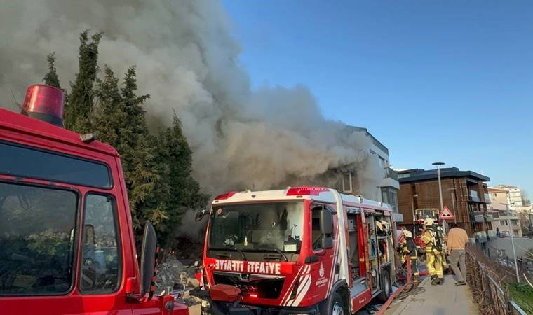 Beyoğlu'nda ahşap binada yangın: Ekipler müdahale ediyor!