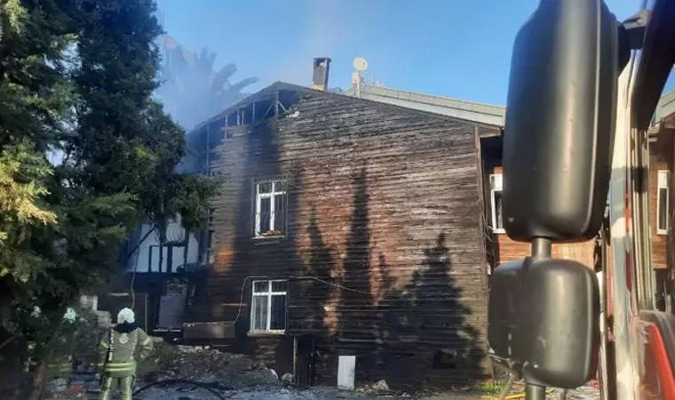 Cihangir’de ahşap binada yangın: Dumanlar kilometrelerce öteden görüldü