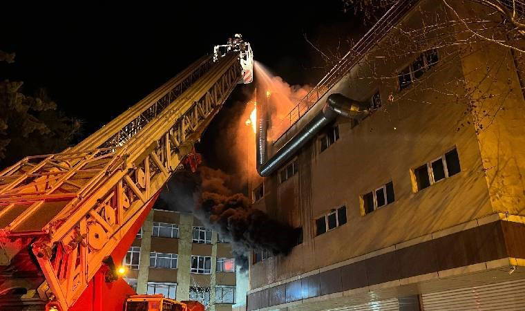 Avcılar'da korkutan yangın: 4 katlı bina alev alev yandı!