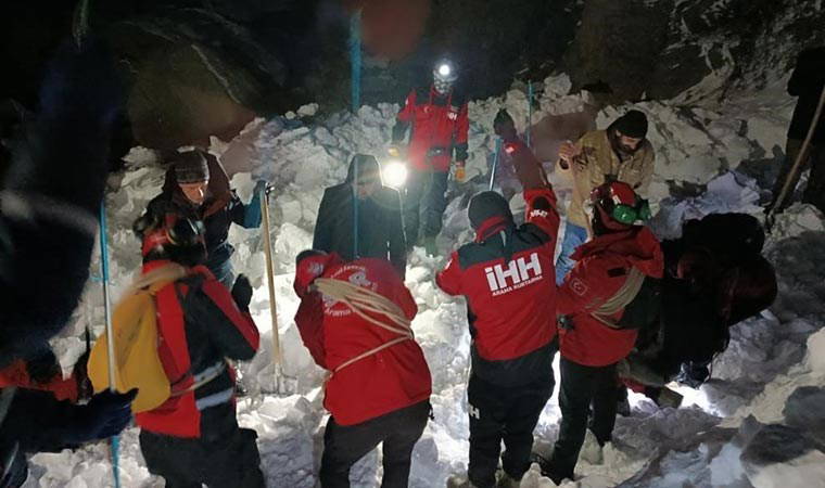Bingöl’de çığ düştü: Çığ altında kaldığı düşünülen 1 kişi aranıyor