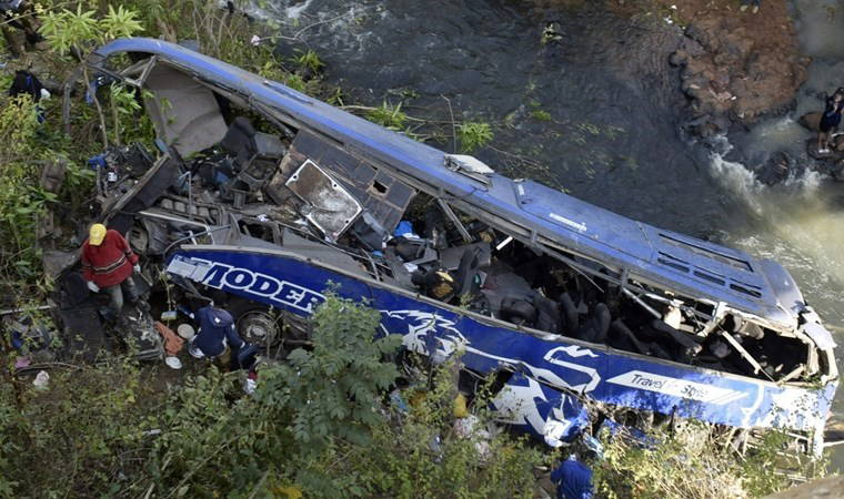 Mali’de otobüs köprüden uçtu: 31 ölü