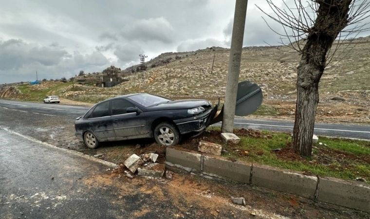 Şanlıurfa'da refüje çarpan otomobildeki 5 kişi yaralandı