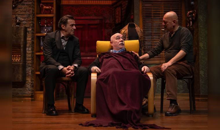 Gülmek garantili oyun: Yıldıray Şahinler'in yönettiği 'Alevli Günler' sezon sonuna kadar sahnelenecek