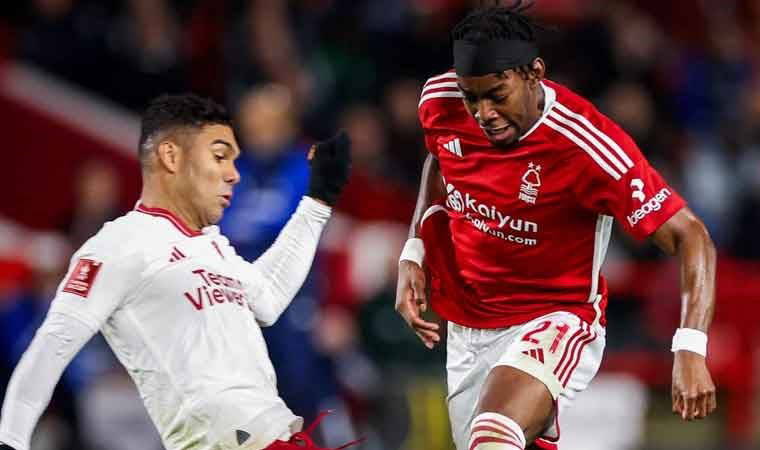 Manchester United, 89'da turladı!