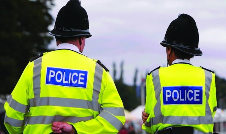 Irkçı ve kadın düşmanı mesajlar attı: Polislikten atıldı