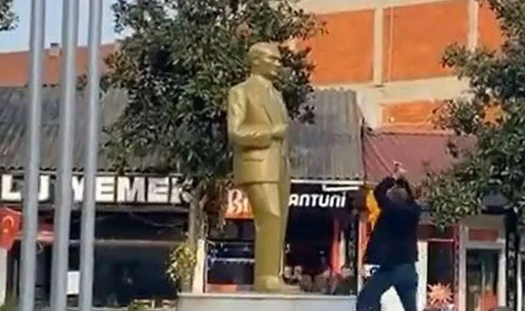 Sakarya'da Atatürk heykeline balyozla zarar veren zanlı tutuklandı
