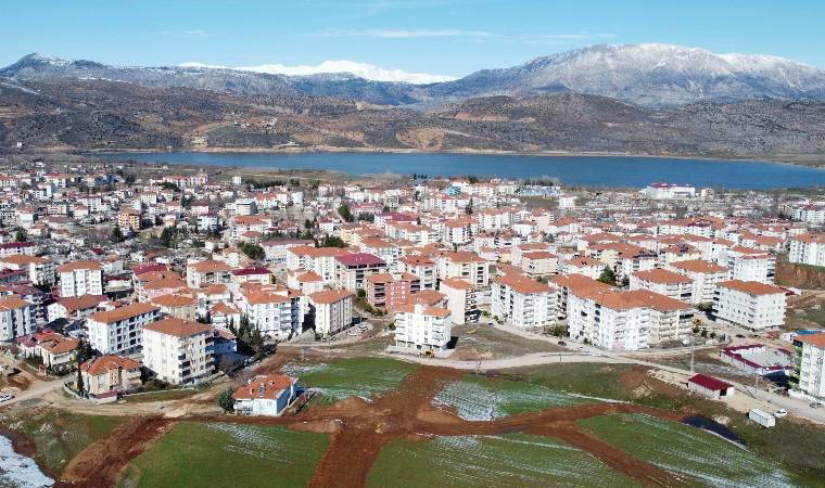 Depremde yüzlerce kişi hayatını kaybetmişti...