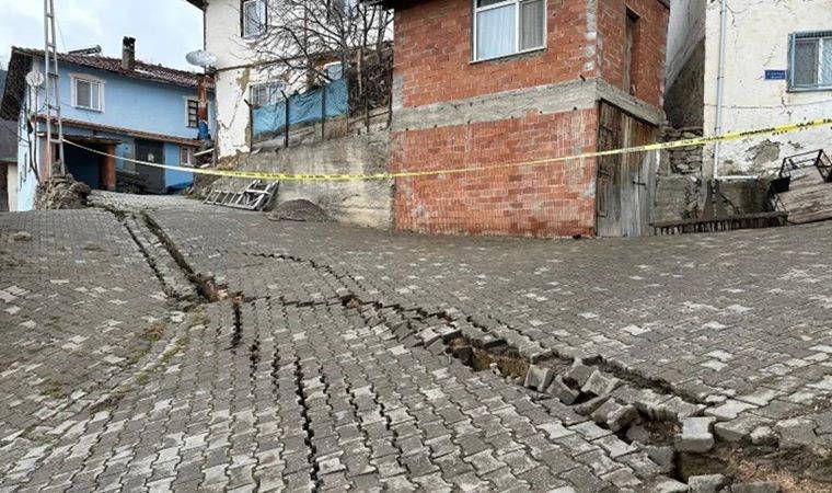 Köyde heyelan; evlerin duvarları ve yollarda çatlaklar oluştu