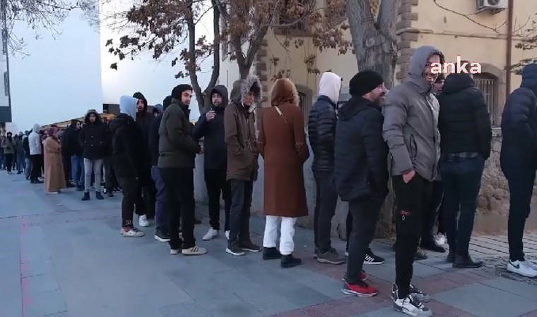 Konya'da eksi 3 derecede ucuz kıyafet kuyruğu! 'Param olsa neden bekleyeyim?'