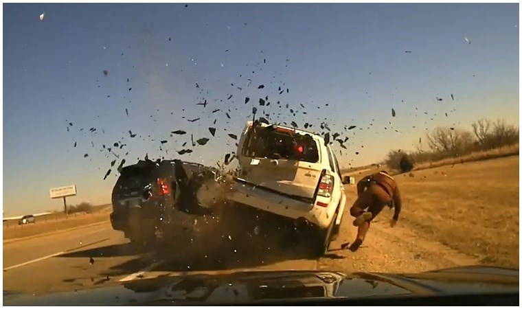 Otoyolda çevirme yapan polis memuru hayatının şokunu yaşadı! Korkunç anlar anbean kaydedildi...