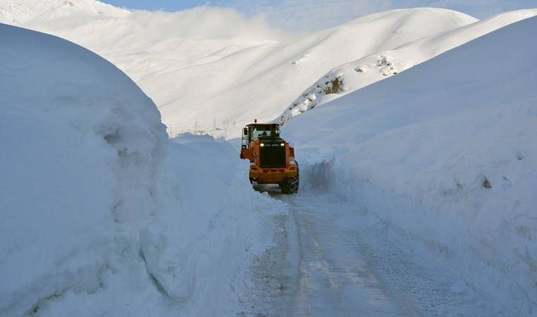 Erzurum ve Kars'ta yerleşim yerlerinin yolu açıldı