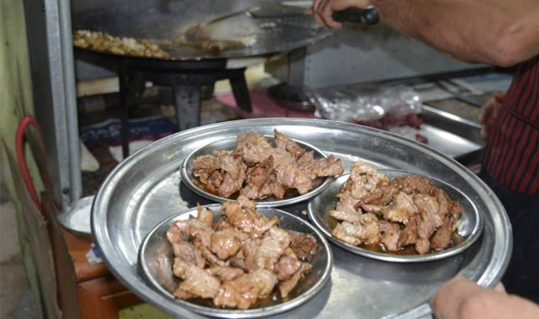 Kızgın sac üzerinde 7 saniyede pişiyor, porsiyonu 120 liradan satılıyor