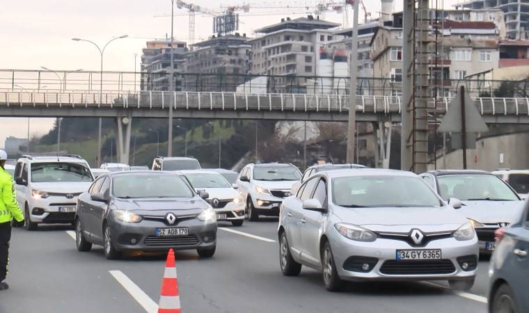 TEM Otuyolu'nda feci kaza: Emniyet şeridinde araca çarpan motokurye hayatını kaybetti