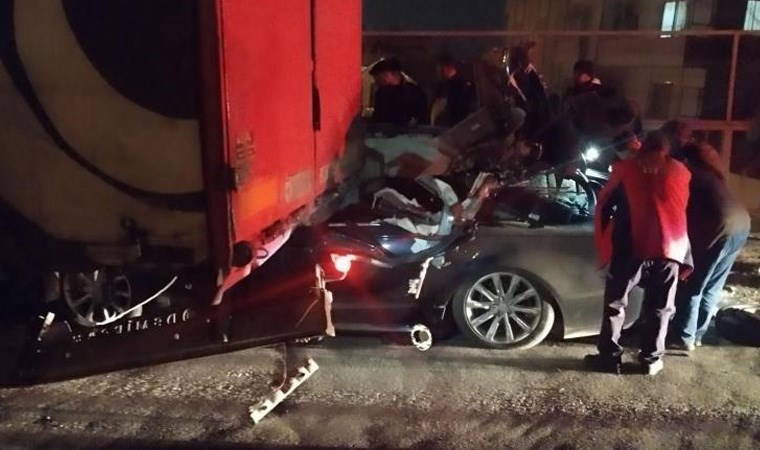 Mersin'de feci kaza: TIR'a arkadan çarptı: 1 kişi öldü, 3 kişi yaralandı