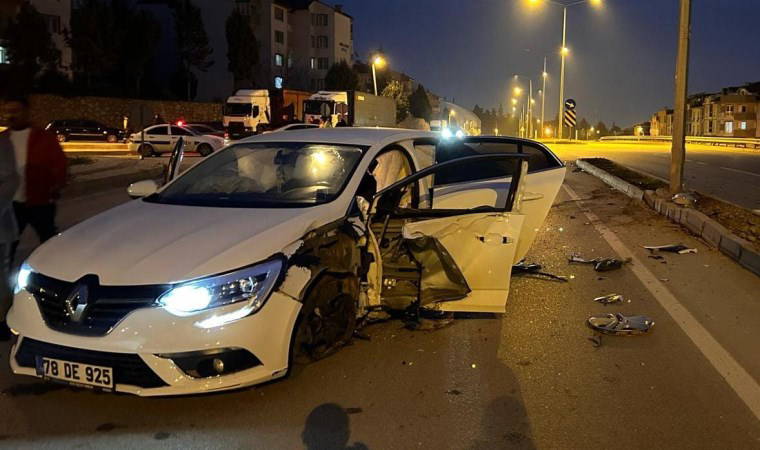 Bursa'da iki otomobilin çarpıştığı kazada 4 kişi yaralandı