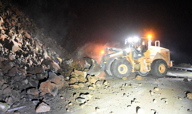 Heyelan nedeniyle kapanan Bitlis-Baykan kara yolu 8 saat sonra açıldı
