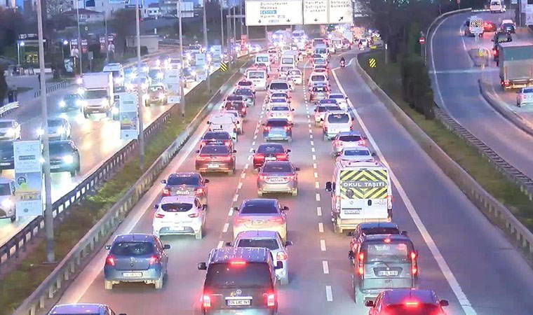 İstanbul'da okulların açılmasıyla trafik yoğunluğu yüzde 70'e dayandı!