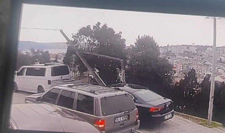 Telefon direği aracın üzerine devrildi