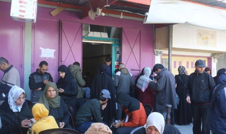 Gazze'de iletişim krizi: İnternet kafede toplandılar