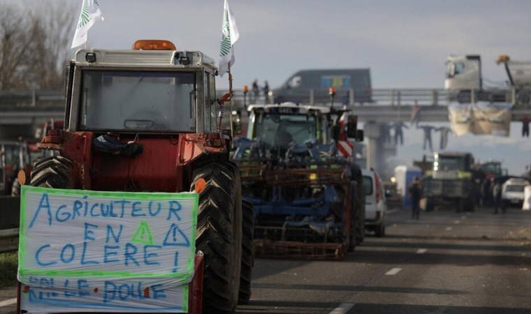 Avrupa'da çiftçi protestoları büyüyor: Yol kapatma eylemi yaptılar