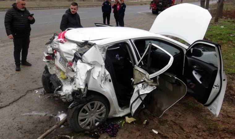 Kamyonet, otomobile çarptı: Ölü ve yaralılar var!
