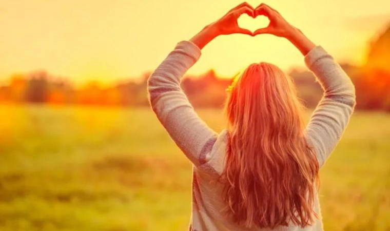 Bulundukları ortama ışık saçıyorlar! İşte ışıltı ve coşku yayan 6 kadın burcu...