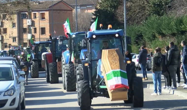 Çiftçiler protestoları genişletiyor: Konvoyu Roma'ya taşıyor