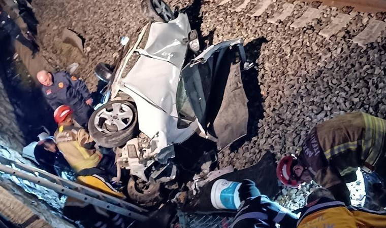 Ankara'da otomobil, köprüden demir yoluna düştü: 1 ölü, 2 ağır yaralı