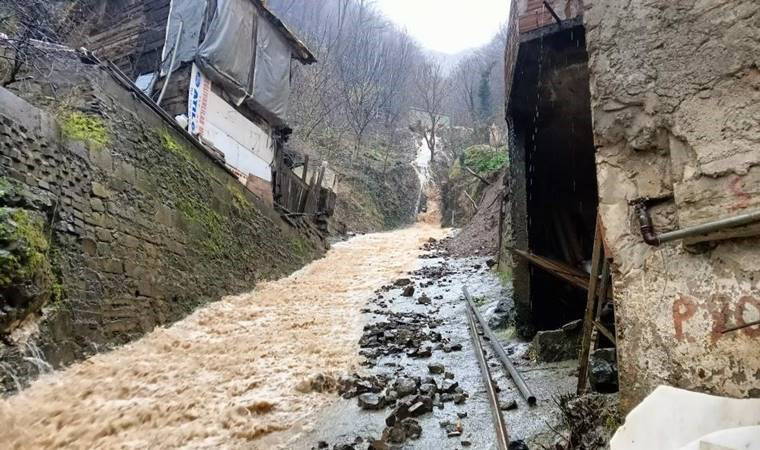 Artvin'de heyelan... 2 bina tahliye edildi