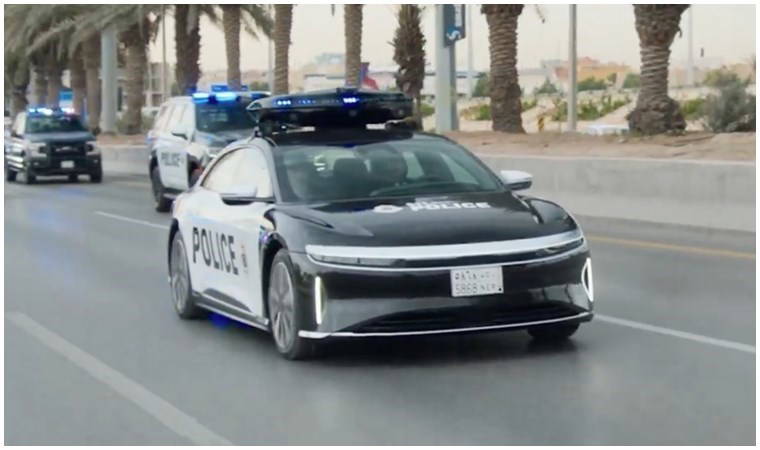 Suudi Arabistan’dan yapay zekalı ilk elektrikli polis arabası: Araçta drone da bulunuyor!
