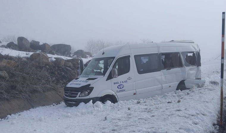 Yoğun siste hafif ticari araç minibüse çarptı: 7 yaralı