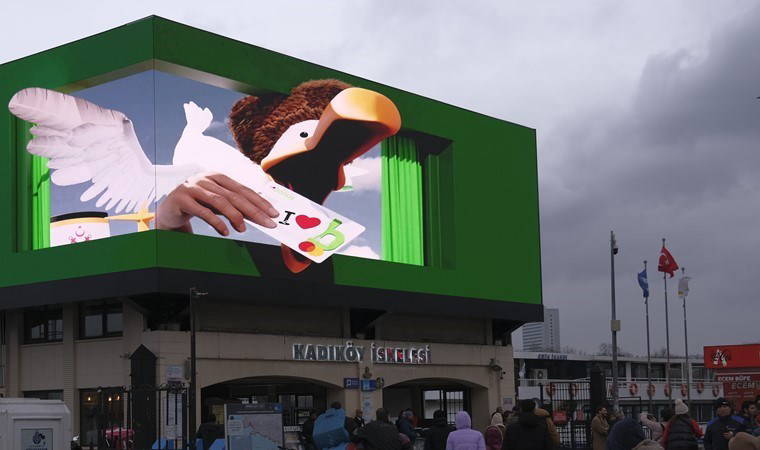 Seaplay açık hava mecrası Kadıköy İskelesi'ndeki ekranında Bonuslu martıya yer veriyor!