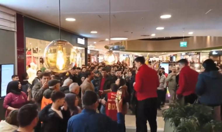 Esenyurt'ta AVM'de Özak Tekstil işçilerine destek eylemi: 4 kişi gözaltına alındı