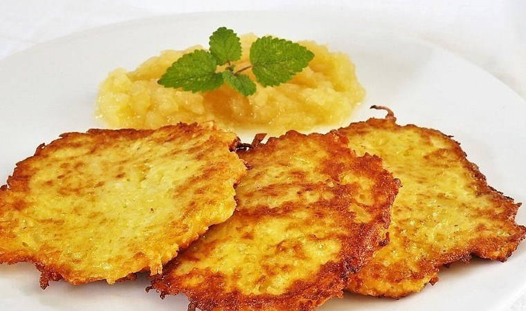 Alman Usulü Patates Mücveri: İşte Kartoffelpuffer tarifi...