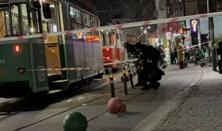Kadıköy'de torununu kurtarmak isterken tramvayın altında kalan kadın hayatını kaybetti