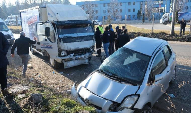 Feci kaza... Kontrolden çıkan araç karşı şeride geçti: Yaralılar var!