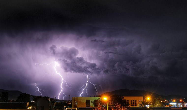 Bodrum'da şimşek ve yıldırım: Milas'ta dolu etkili oldu